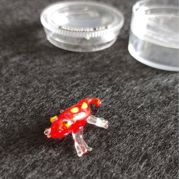 Miniature Glass Salamander Figurine, Magnifier Lid, Display Case, Red Lizard - Picture 7 of 9